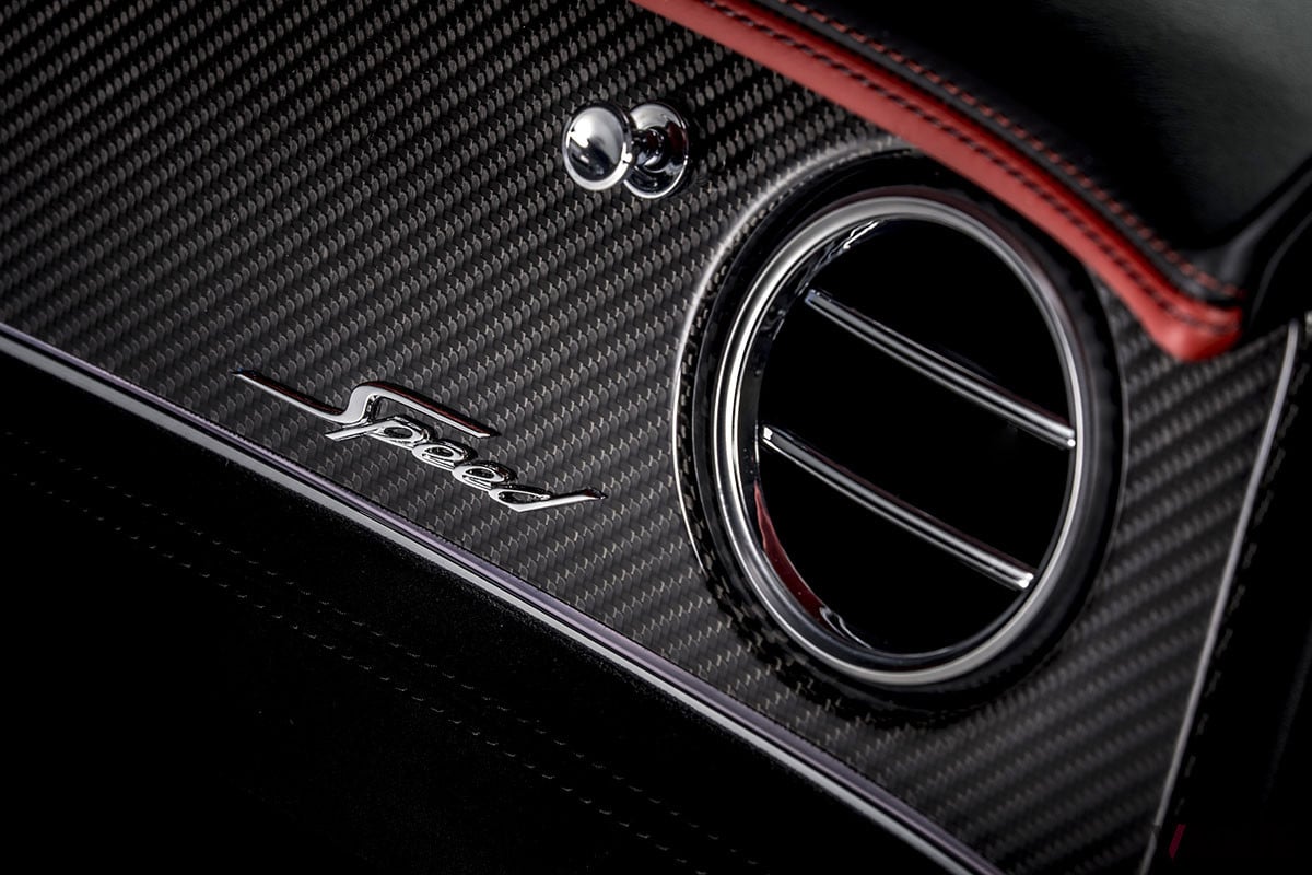 助手席側フェイシアに設けられたエレガントなスピードのアイコンは、エクステリアのバッジと揃いのデザインだ