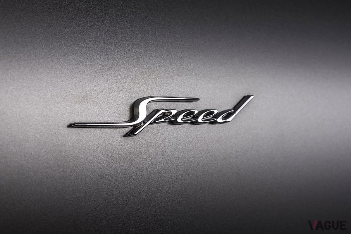 フロントフェンダーにあしらわれたクロームのスピードバッジ