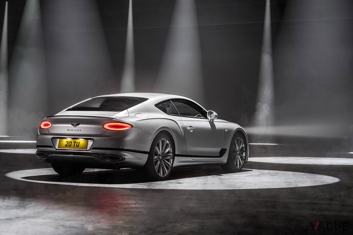 フロントフェンダーからリアバンパーへと、ブラックのラインを繋ぐことでスピード感が演出されている