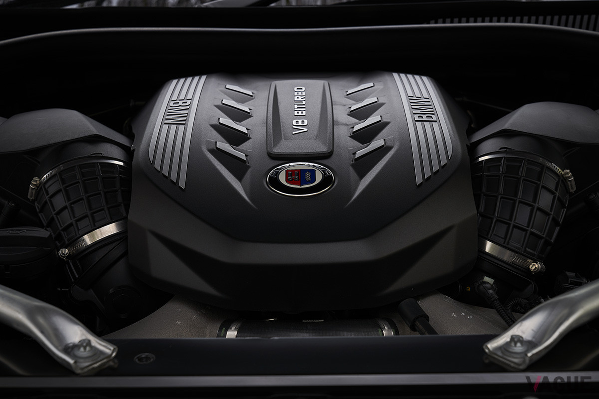 最高出力620ps／5500−6500rpm、最大トルク800Nm／2000−5000rpmを誇るV型8気筒ビターボ