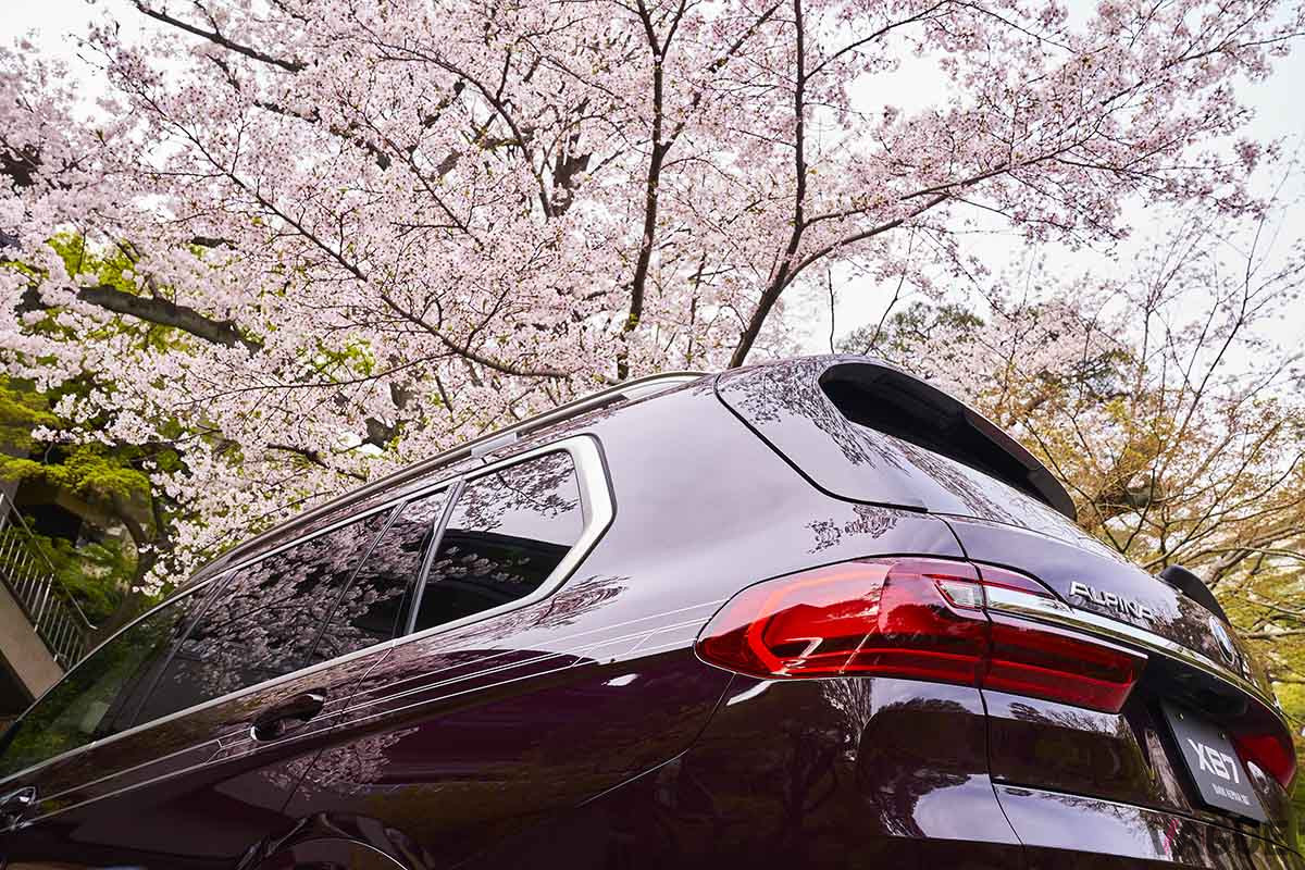 桜が満開の季節に、白金台の八芳園でBMWアルピナ「XB7」の発表会がおこなわれた