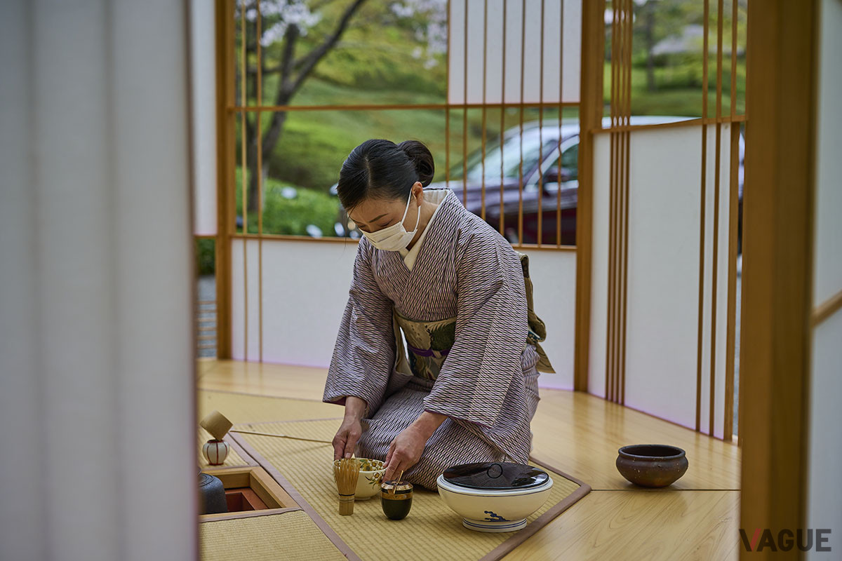 発表会に訪れた人びとを一服の茶でもてなすという演出