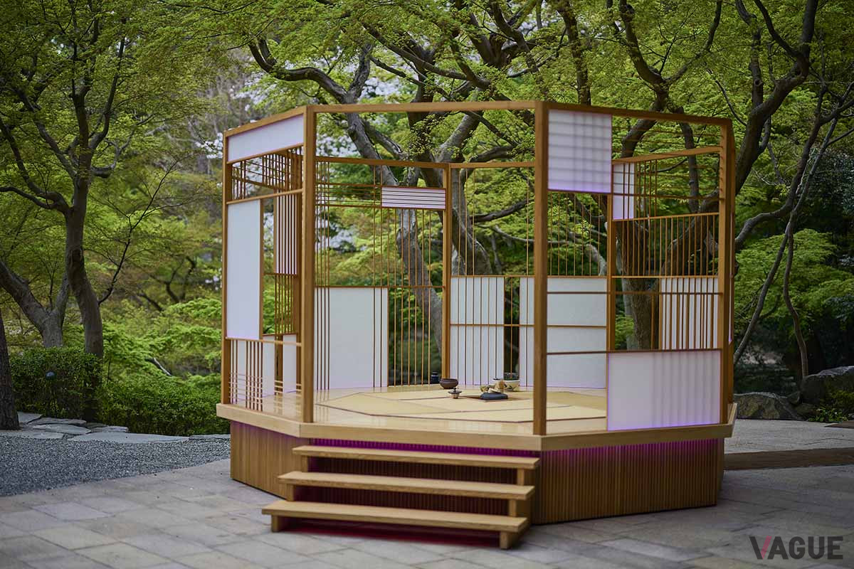 BMWアルピナ「XB7」の隣には、野点を楽しむべく、オープンな茶室が用意された