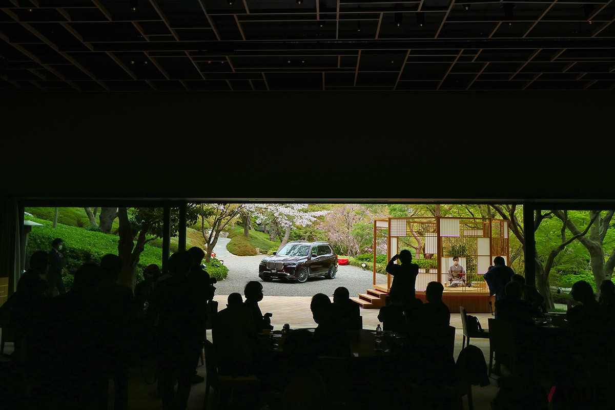 BMWアルピナ「XB7」がお披露目されたのは、東京・白金台の八芳園の日本庭園を望む広間「AIR」であった（C）VAGUE編集部