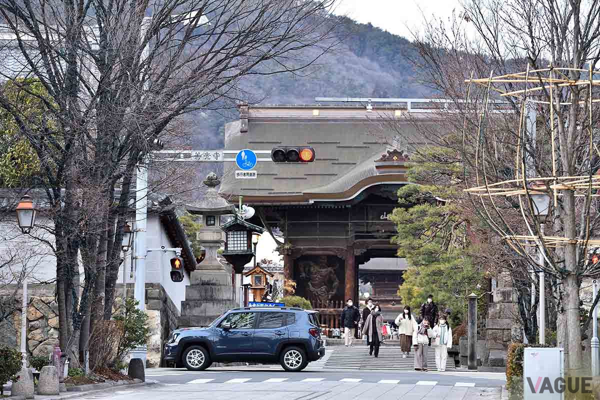 善光寺付近の小径も、レネゲードのボディサイズだと臆せず進んでいける