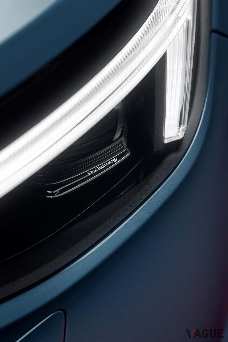 世界初公開されたボルボ新型「C40リチャージ」のヘッドライト