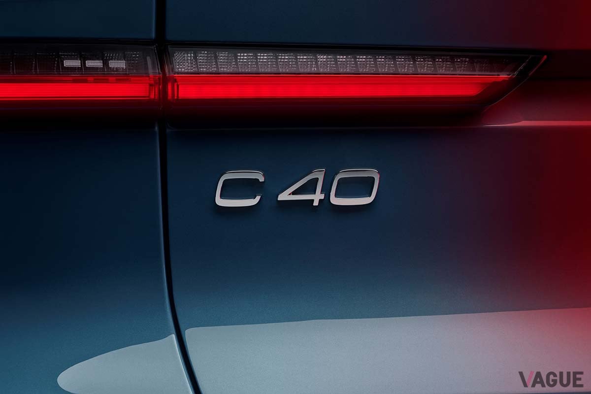 世界初公開されたボルボ新型「C40リチャージ」のエンブレム