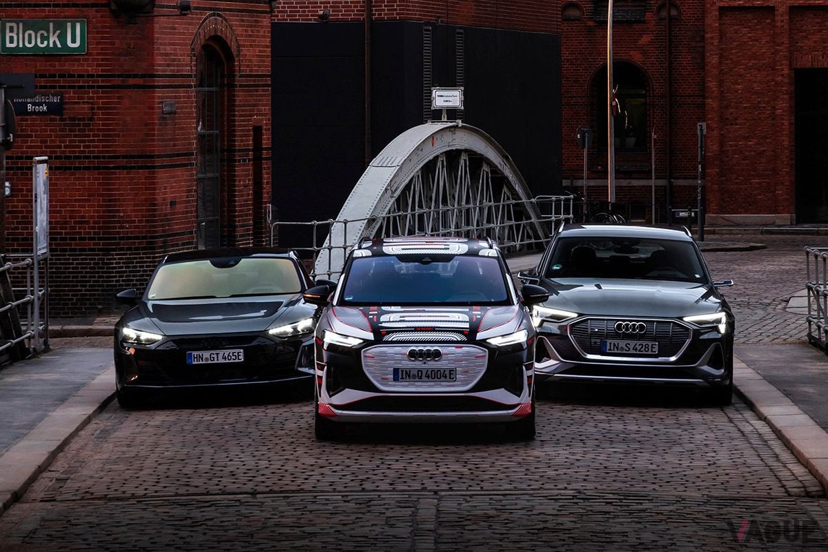 左からアウディのEV「e-tron GT」「Q4 e-tron」「e-tronスポーツバック」