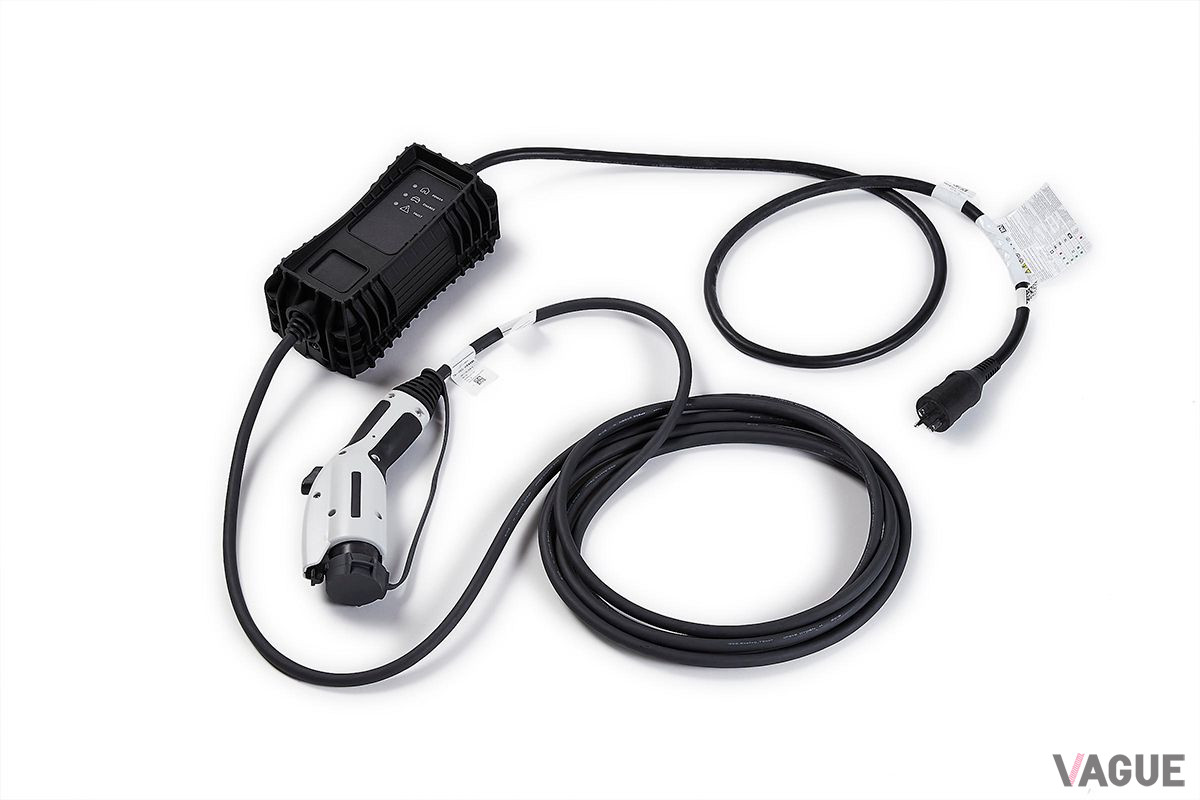 3kW15Aの200V充電ケーブルが標準搭載