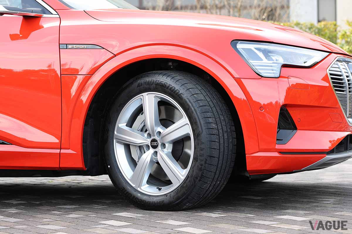 アウディ「e-tron 50 クワトロ アドバンスド」のタイヤサイズは255／50R20