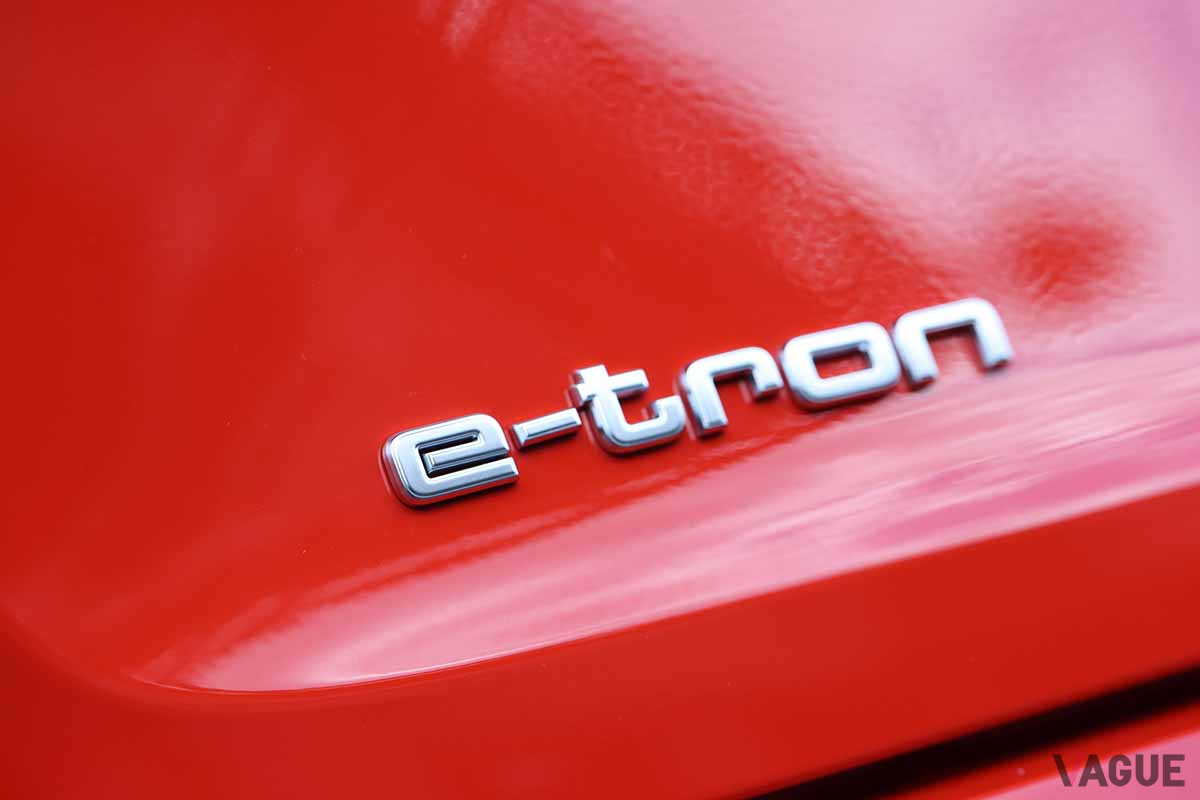 アウディ「e-tron 50 クワトロ アドバンスド」のエンブレム