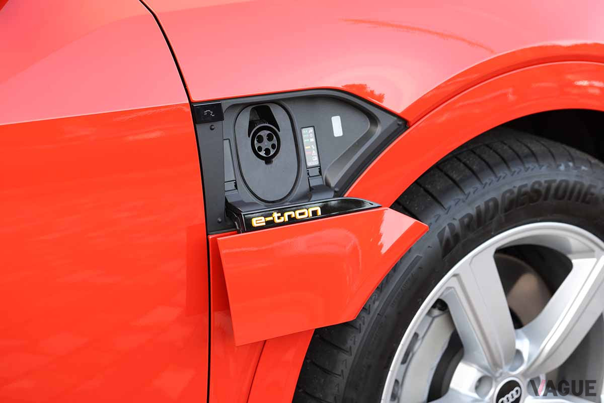 アウディ「e-tron 50」の普通充電リッドは右側にある