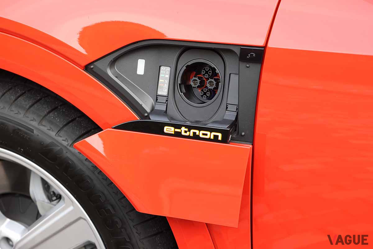 アウディ「e-tron 50」の急速充電リッドはボディ左側にある