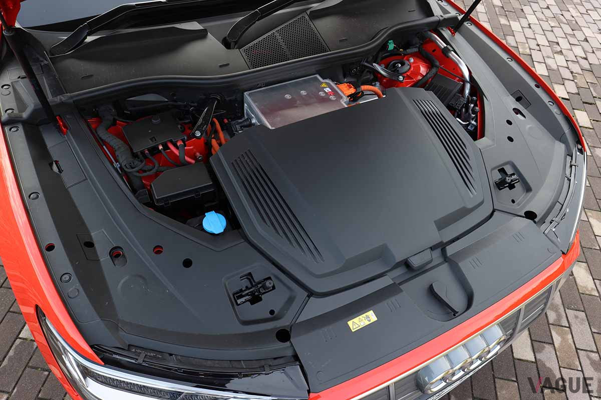 前後にモーターを持つクワトロ。モーター出力は230kW／540Nmだ