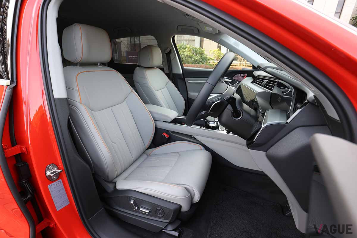 アウディ「e-tron 50 クワトロ アドバンスド」のフロントシート。試乗車はオプションのコンフォートパッケージ（110万円）装着車なので、レザーコンフォートシートになる