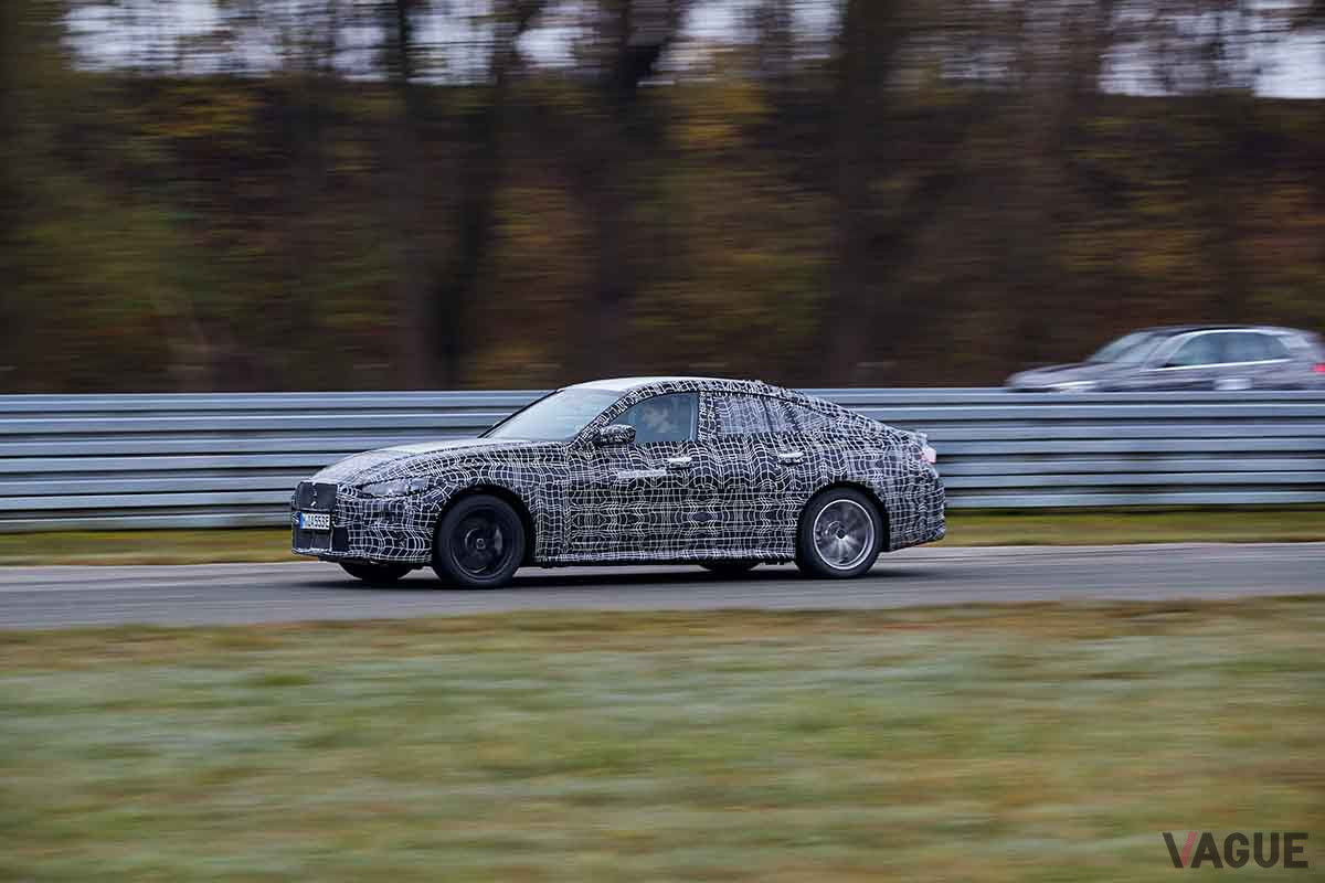 最終走行テストをおこなうBMW初となる4ドアグランクーペタイプの電気自動車（EV）「i4」