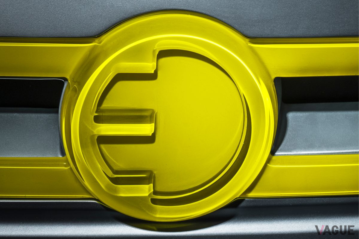MINIのEVを示すエンブレム