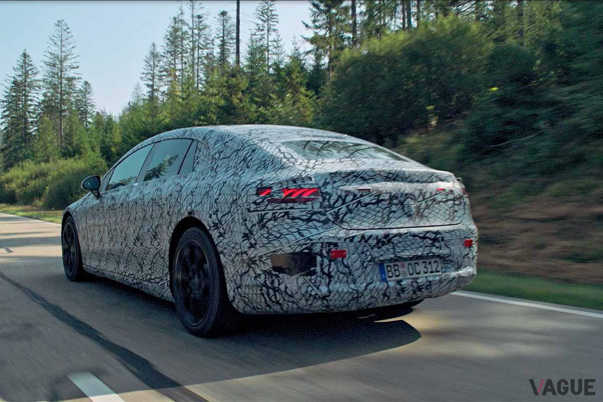 走行テストをおこなうメルセデス・ベンツ新型「EQS」