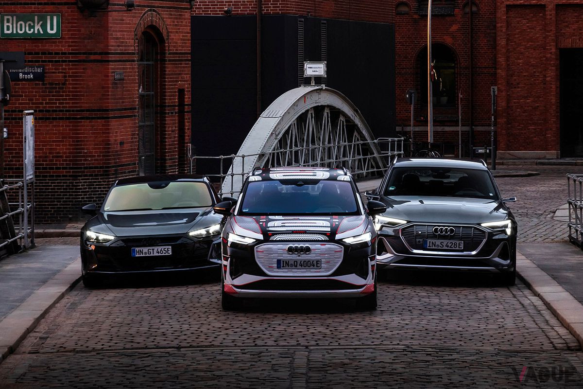 左からアウディのEV「e-tron GT」「Q4 e-tron」「e-tronスポーツバック」