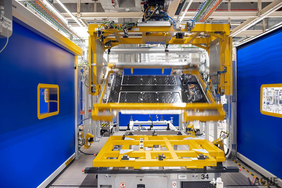 メルセデス・ベンツのジンデルフィンゲン工場で開始されたEQS用高性能バッテリーの生産風景