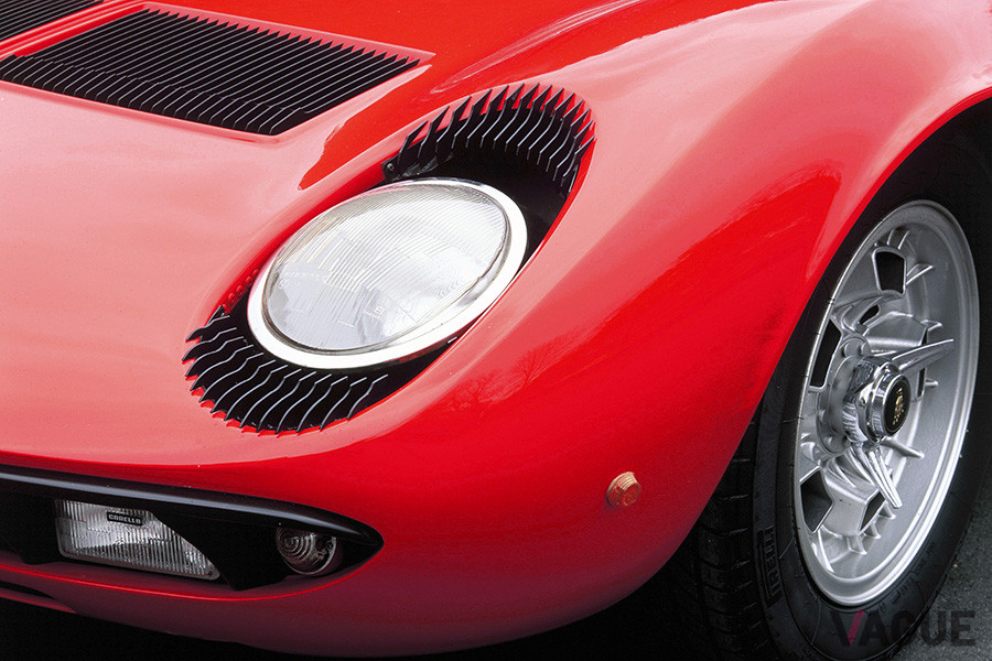 ランボルギーニ・ミウラP400のヘッドライトには、通称「まつ毛」が備わる