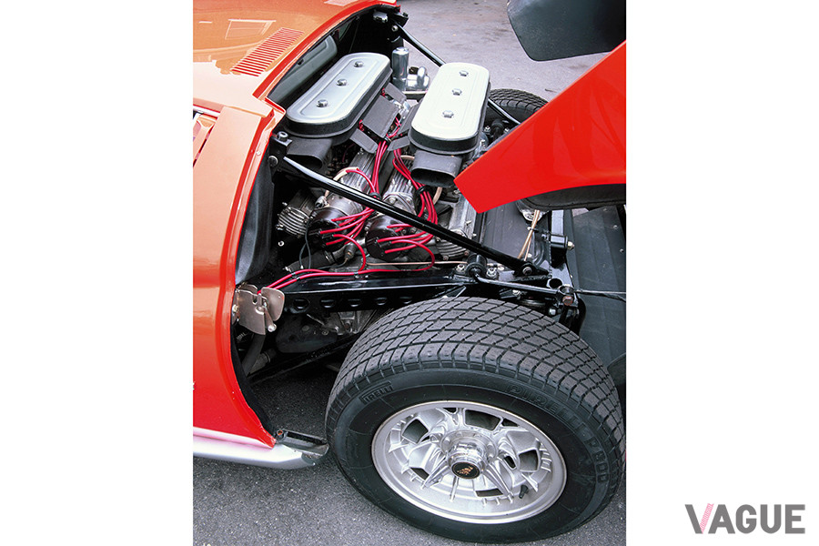 V型12気筒エンジンをリアミッドに横置きに搭載