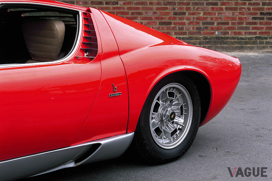 ランボルギーニ・ミウラP400のリアフェンダーは、ミウラP400SVに比べてナローだ