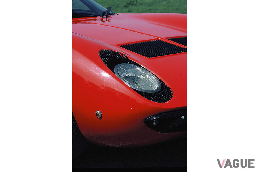 ランボルギーニ・ミウラP400のヘッドライトには、通称「まつ毛」が備わる