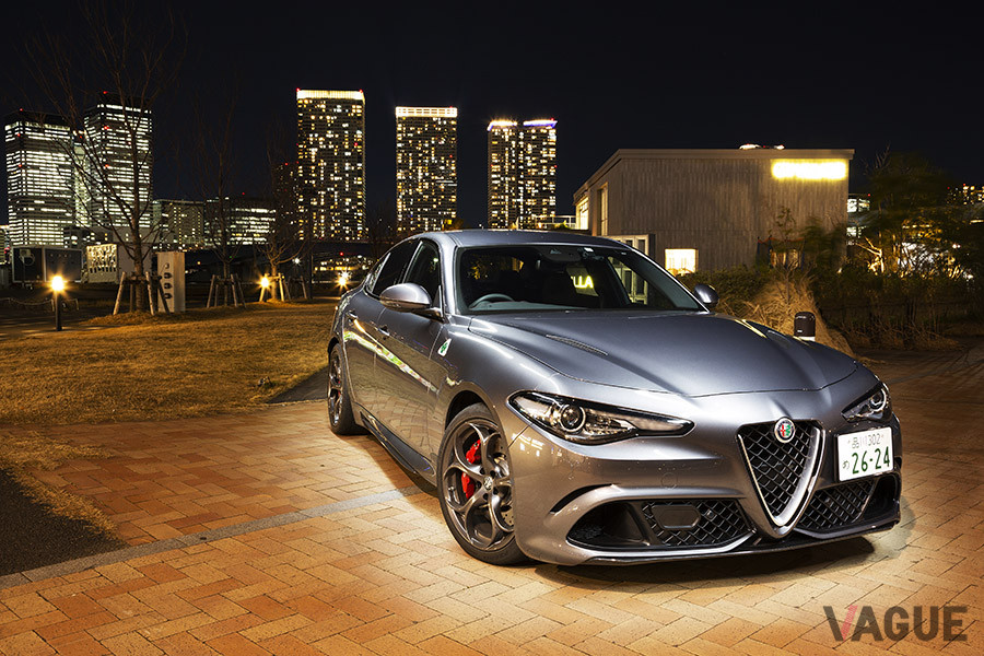 通常モデルとは明らかに違い、アグレッシブになったクアドリフォリオのフロントバンパー