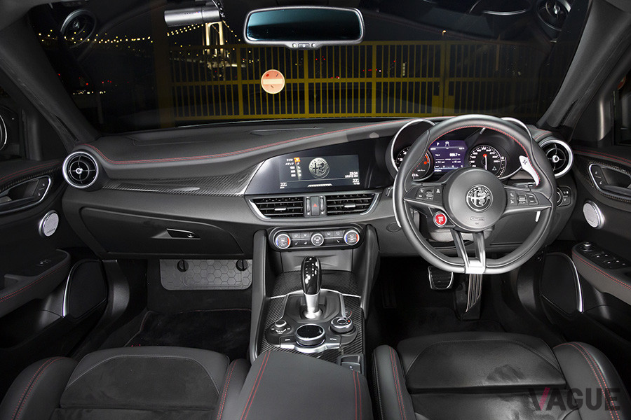 アシメントリーなダッシュボード。デザインはシンプルだ