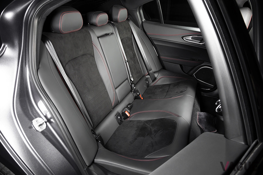 リアシートは3名乗車可能。大人5名乗車できるのがスポーツセダンの強みだ