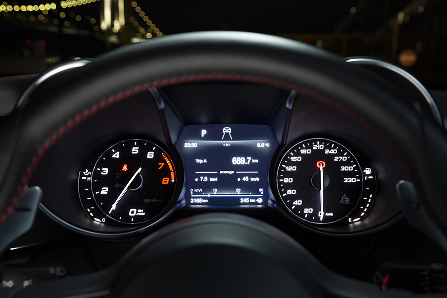 視認性に優れたメーターパネル。タコメーター、スピードメーターともに、「0」が真下となる