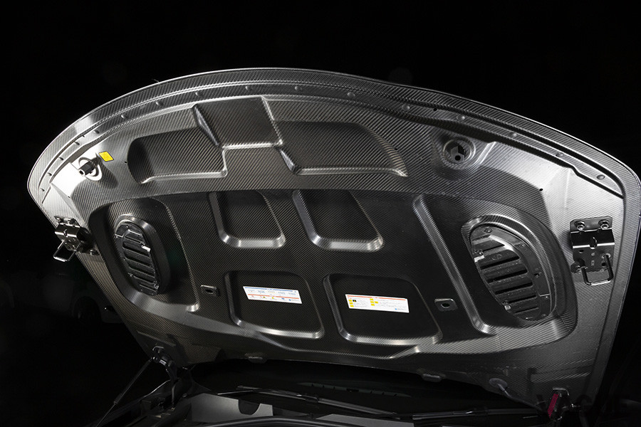 エンジンフードはアルミニウム製で、内張りがカーボンファイバー製となる