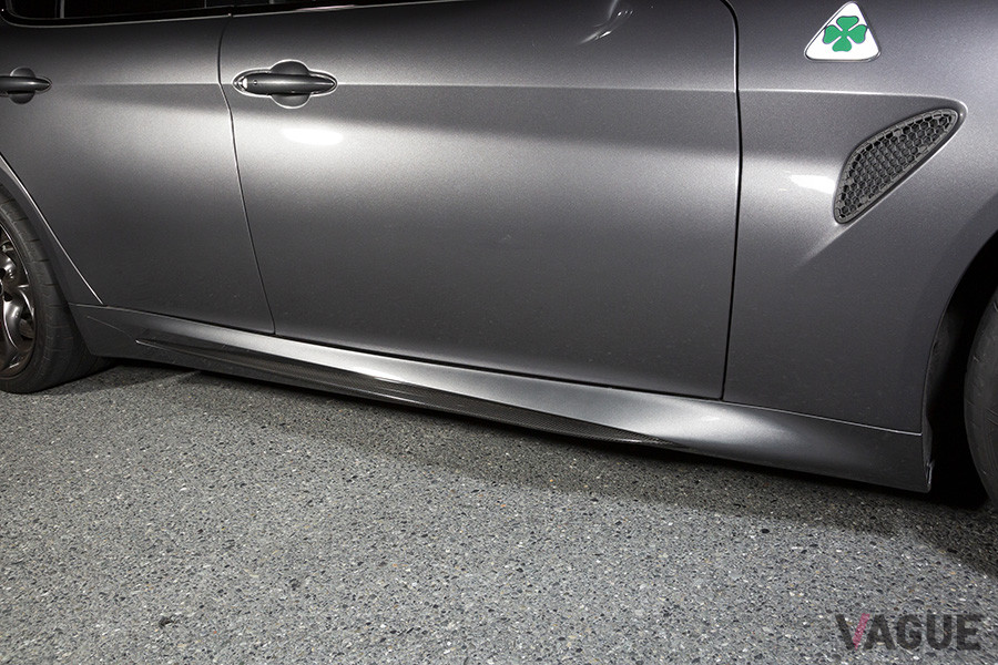 サイドステップもクアドリフォリオ専用のデザインとなる