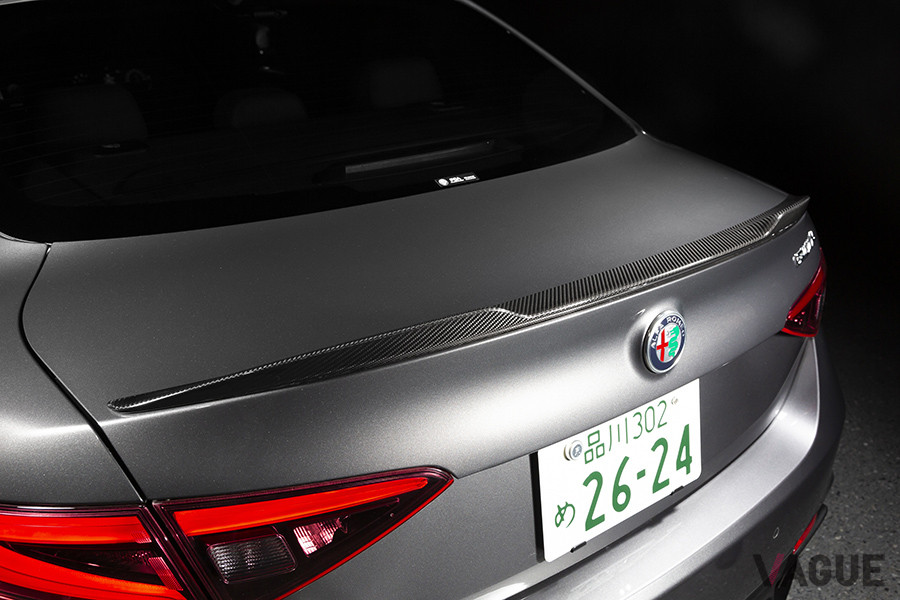 トランクリッドにはカーボンファイバー製のスポイラーが装着される