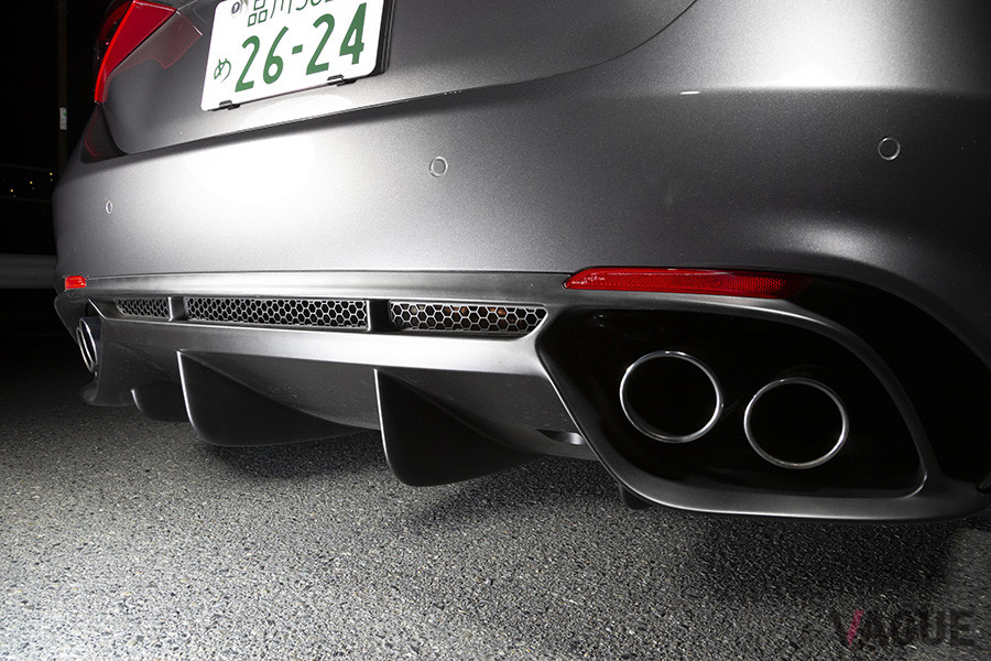 存在感あるリアビューを演出するツインデュアルエキゾーストパイプ