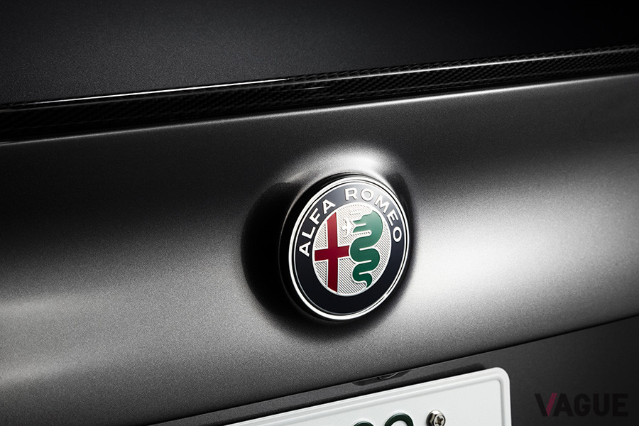 トランクリッドで燦然と輝くアルファロメオの紋章