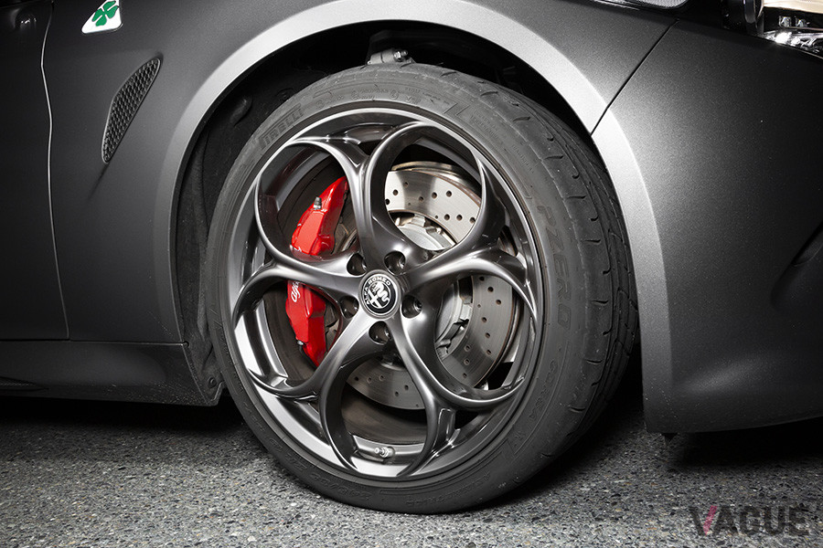 タイヤサイズは、フロントが245／35ZR19、リアが285／30ZR19。ブレーキキャリパーは、レッド、イエロー、ブラックから選択できる