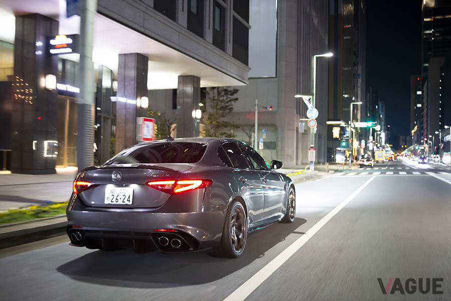 リアバンパー内のレーダーで、車両左右後方の死角を常にモニタリングするブラインドスポットモニターを装備