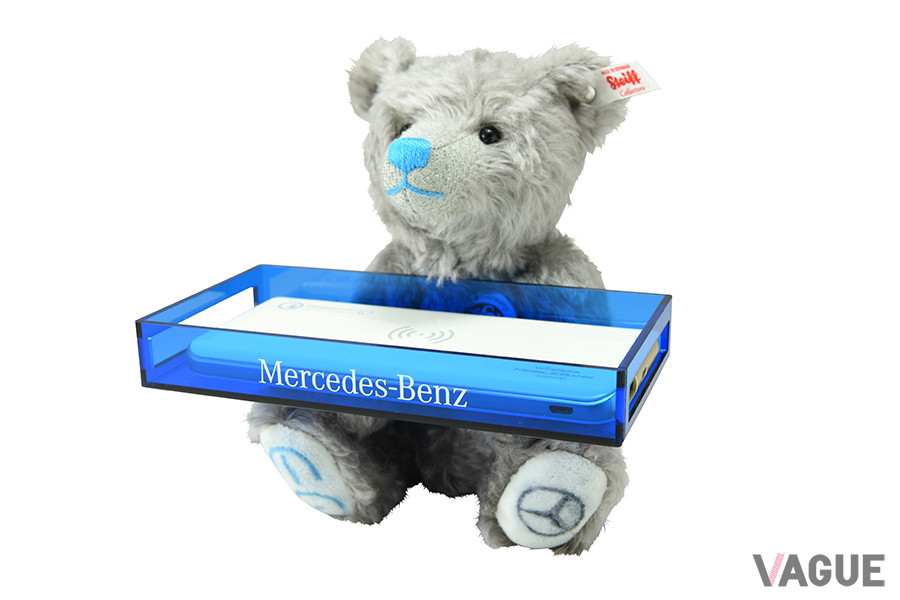 テディベアが抱えるワイヤレスバッテリーチャージャーホルダーに、ワイヤレス充電対応のスマートフォンを置いて充電