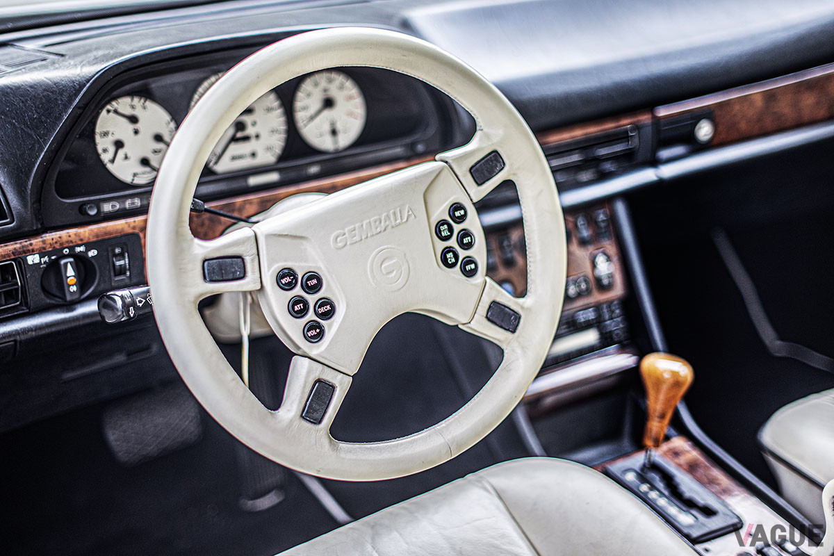 ゲンバラ製スイッチ付きステアリングが印象的（C）2021 Courtesy of RM Sotheby's