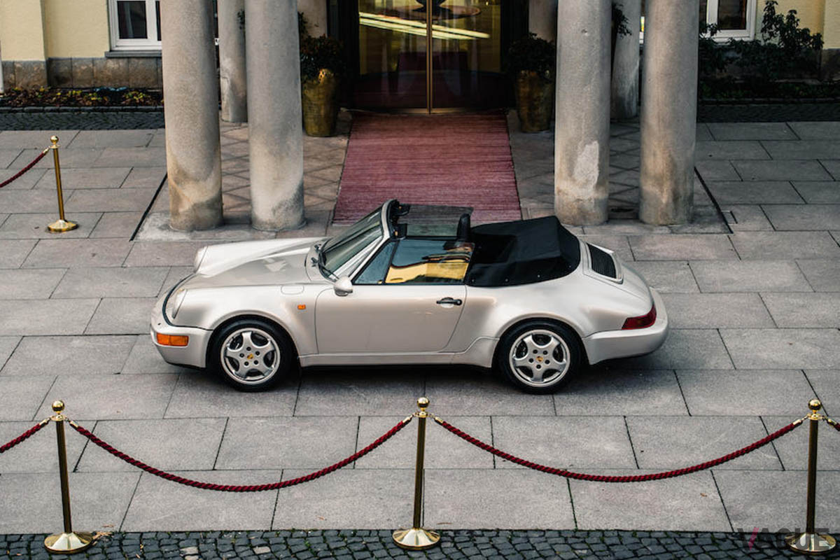 約1900万−2600万円のエスティメートがつけられたポルシェ「911カレラ2 カブリオレ ワークス・ターボ・ルック」（C）Bonhams 2001-2021