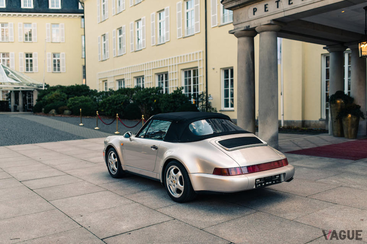 約1900万−2600万円のエスティメートがつけられたポルシェ「911カレラ2 カブリオレ ワークス・ターボ・ルック」（C）Bonhams 2001-2021
