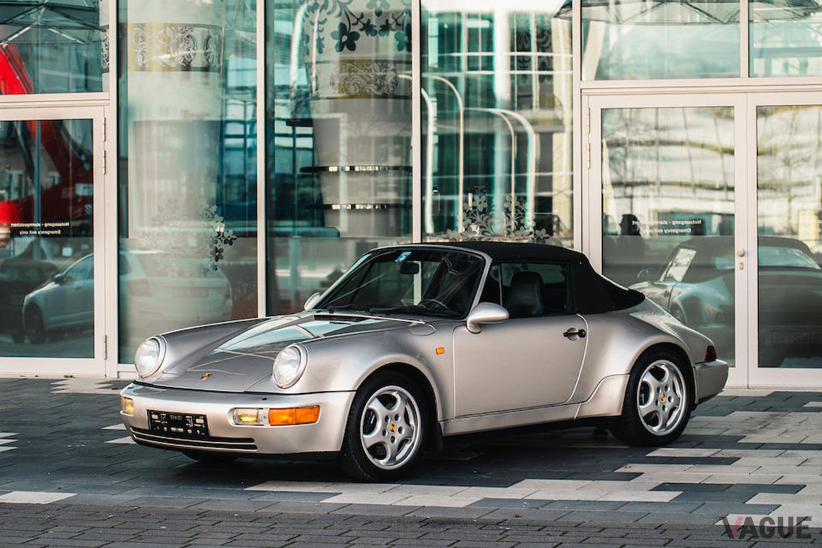 約1900万−2600万円のエスティメートがつけられたポルシェ「911カレラ2 カブリオレ ワークス・ターボ・ルック」（C）Bonhams 2001-2021