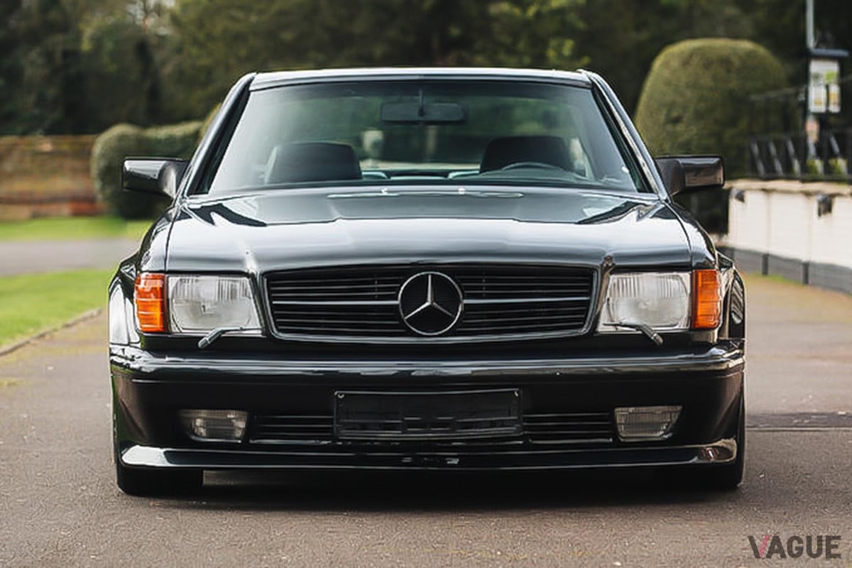 約2100万円−2700万円の予想落札価格がつけられているメルセデス・ベンツ「560SEC AMG 6.0 ワイドボディ」（C）Bonhams 2001-2021