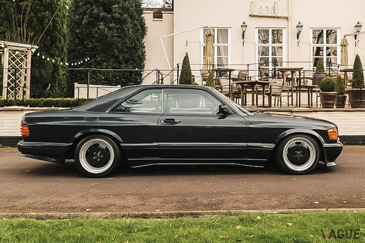 約2100万円−2700万円の予想落札価格がつけられているメルセデス・ベンツ「560SEC AMG 6.0 ワイドボディ」（C）Bonhams 2001-2021