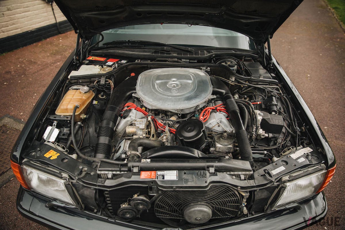約2100万円−2700万円の予想落札価格がつけられているメルセデス・ベンツ「560SEC AMG 6.0 ワイドボディ」（C）Bonhams 2001-2021