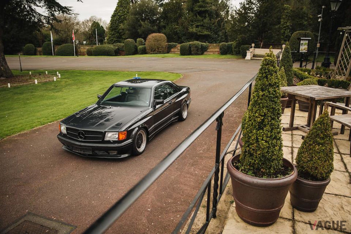 約2100万円−2700万円の予想落札価格がつけられているメルセデス・ベンツ「560SEC AMG 6.0 ワイドボディ」（C）Bonhams 2001-2021