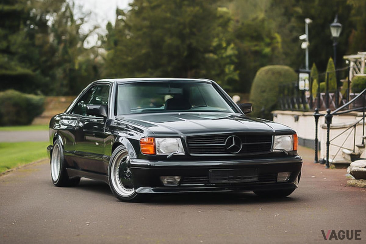 約2100万円−2700万円の予想落札価格がつけられているメルセデス・ベンツ「560SEC AMG 6.0 ワイドボディ」（C）Bonhams 2001-2021