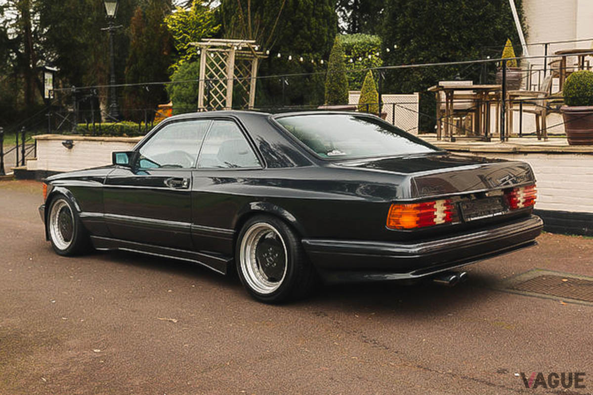 約2100万円−2700万円の予想落札価格がつけられているメルセデス・ベンツ「560SEC AMG 6.0 ワイドボディ」（C）Bonhams 2001-2021